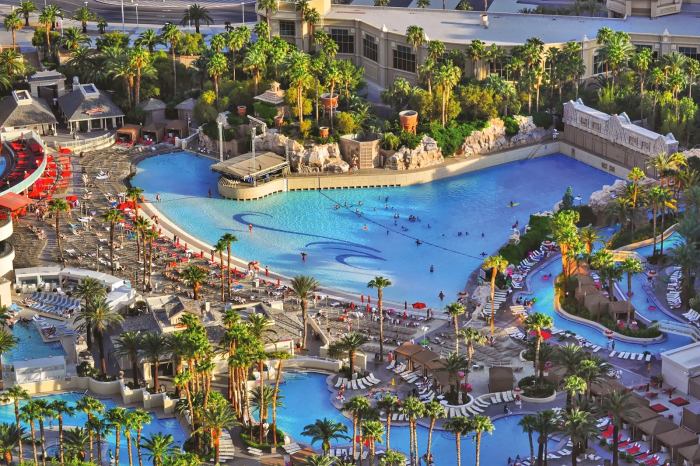 Mandalay bay vegas las hotel file casino resort wikipedia commons wiki many top